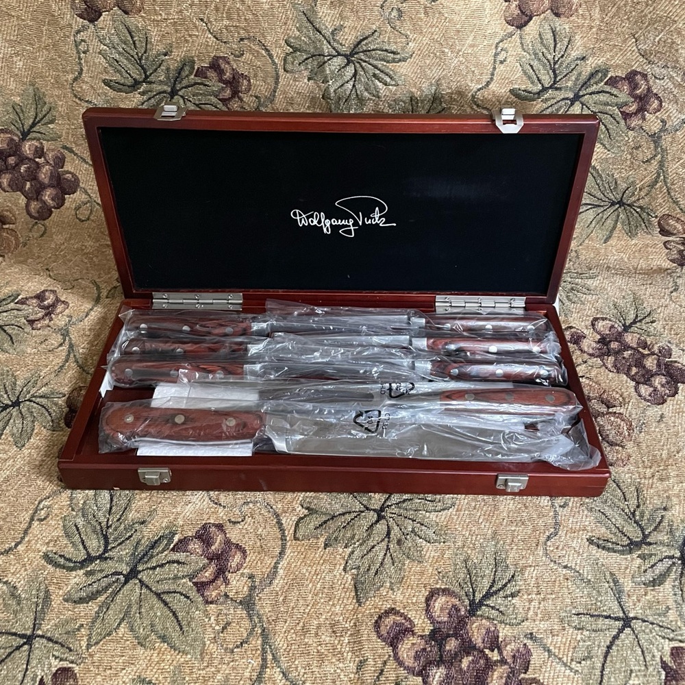 Wolfgang Puck 8 piece carving set .
